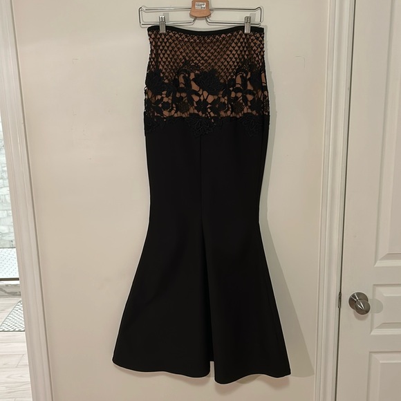 Gorgeous laced Grace&Hart 2-piece top and mermaid skirt. Top has integrated-bra - Picture 6 of 10